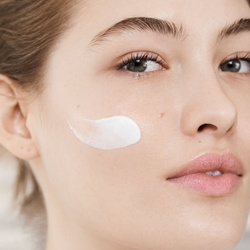 Estée Lauder DayWear Multi-Protection Anti-Oxidant Cream SPF15 ochronno-nawilżający krem do twarzy na dzień dla cery suchej 50ml